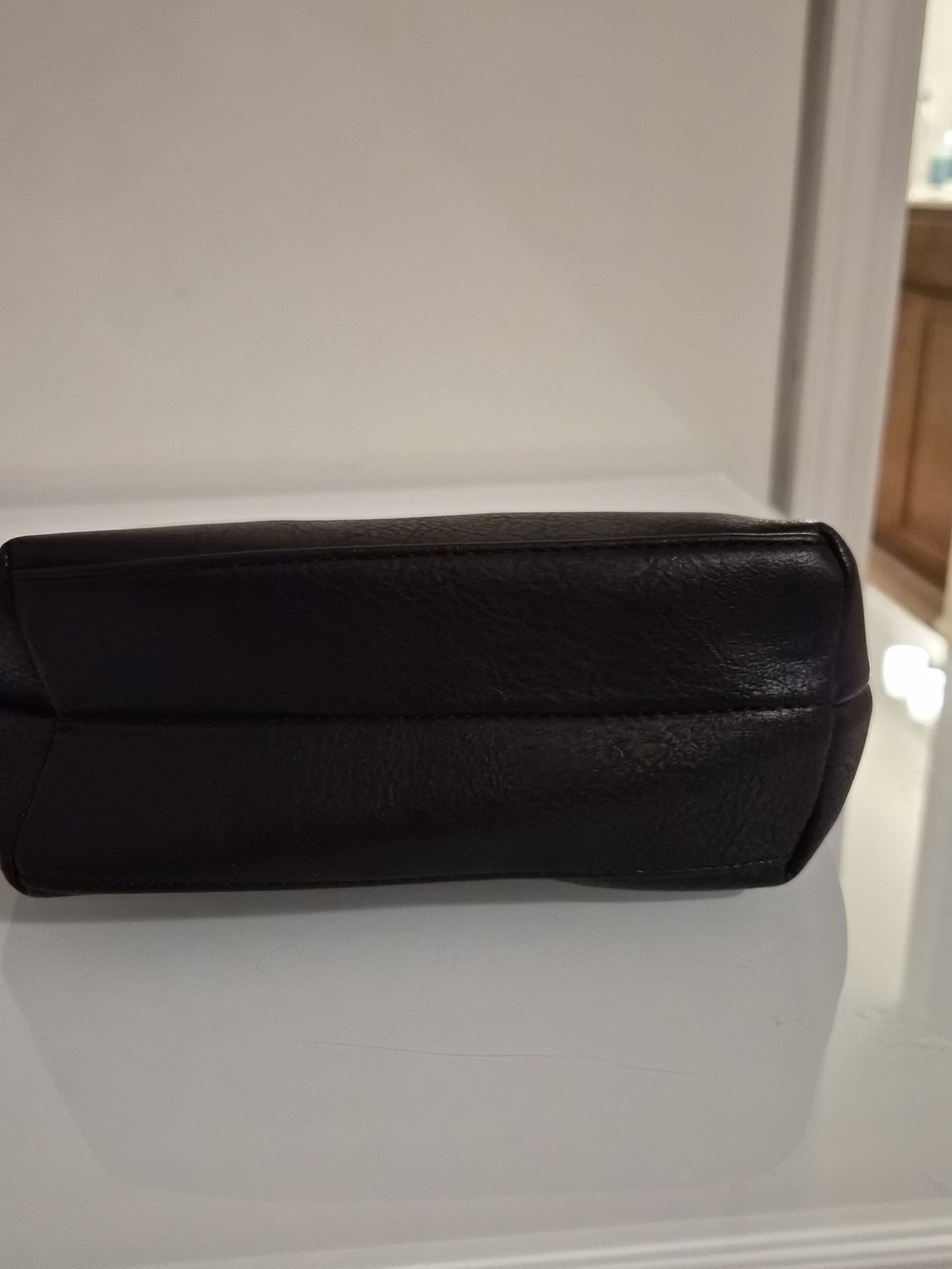 Elegant Black Shoulder Bag with Gold Ring Detail - Picture 5 of 8